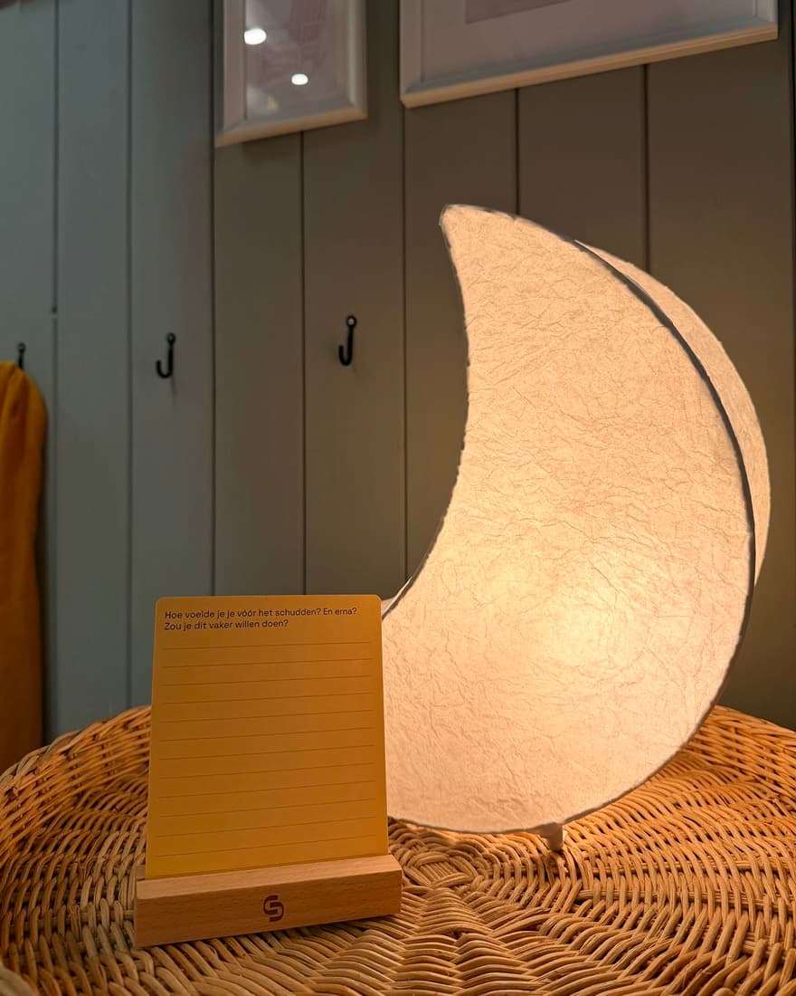 New Cycle Club — kaart bij de maanlamp