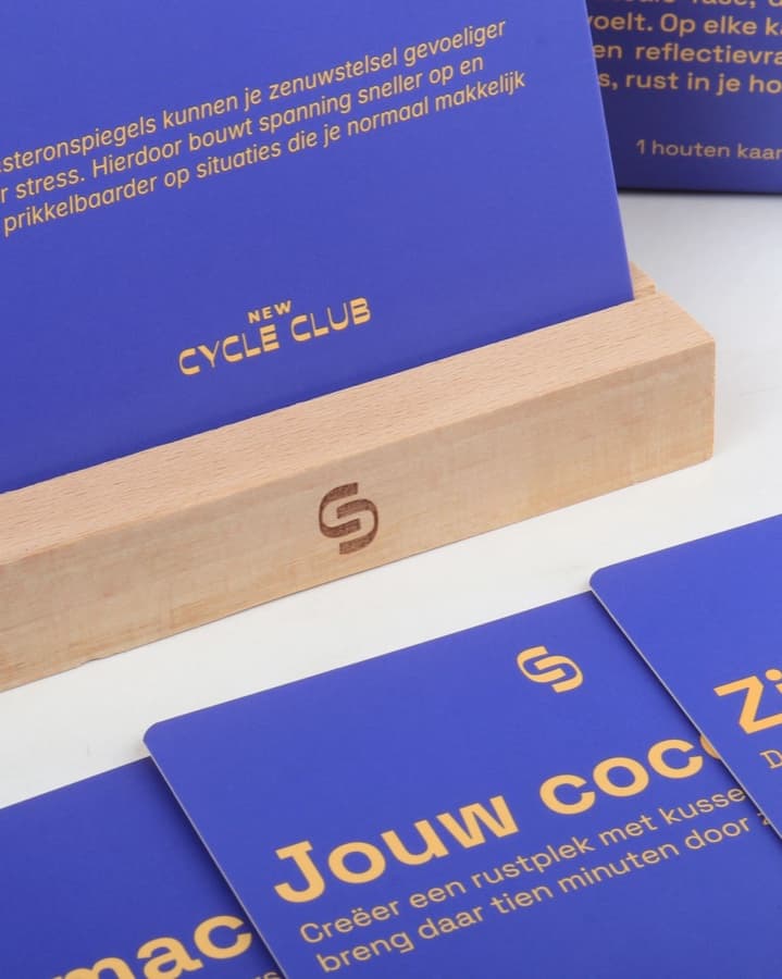 New Cycle Club — houten kaartenhouder, close-up