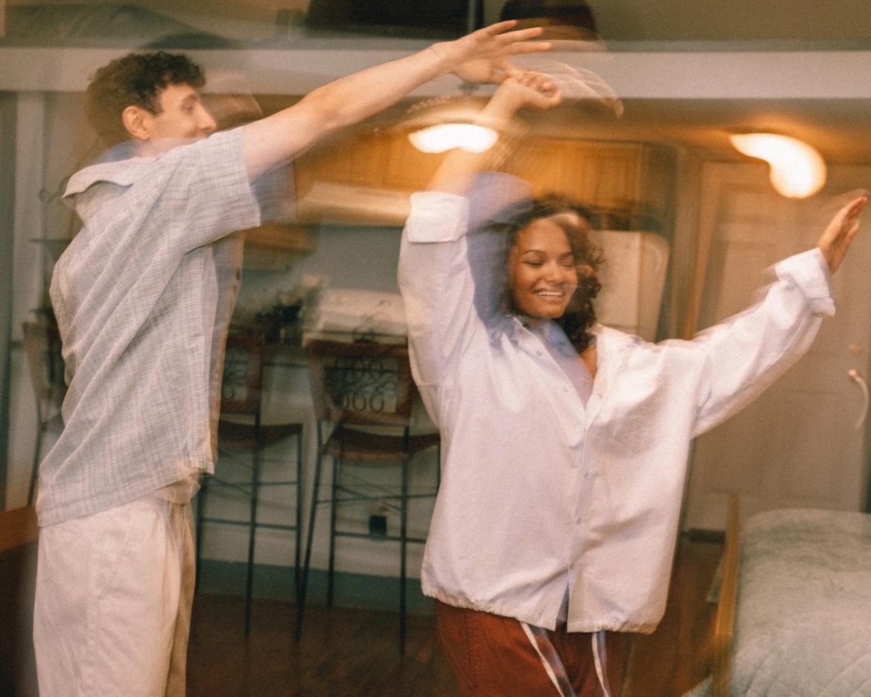 Een stel danst lachend door de kamer